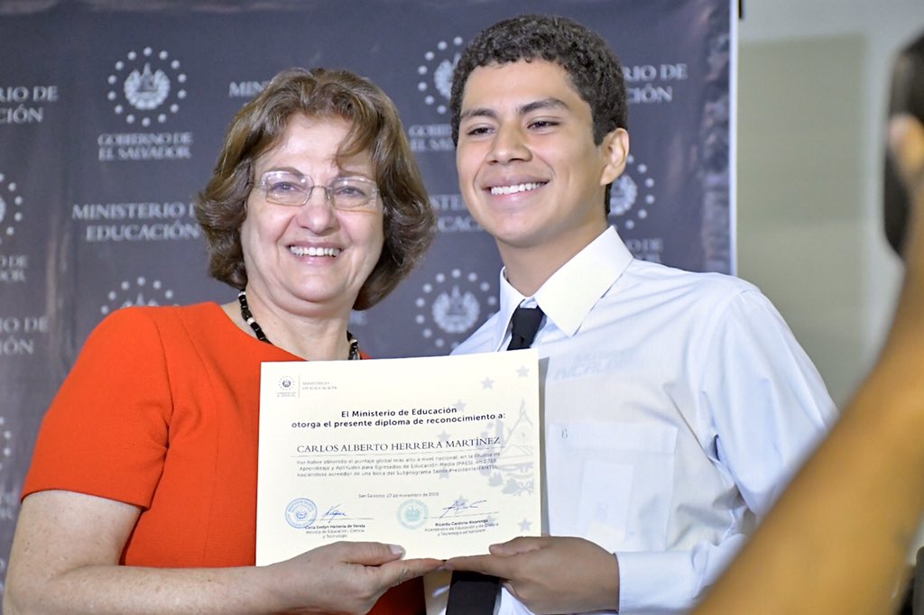 Gobierno otorga beca de $100,000 a joven que obtuvo 10 en la PAES gobierno-otorga-beca-de-100000-a-joven-que-obtuvo-10-en-la-paes